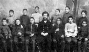 İrəvan Gimnaziyasının şagirdləri, sağdan 2-ci oturan Firuz Ordubadski, İrəvan, 1902-cü il