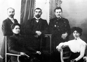 Bir qrup müəllimlər. Yuxarıda soldan: Q.Smironov, Məmmədqulu bəy Kəngərli, Haşımbəy Nərimanbəyov. İrəvan,1903