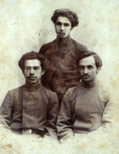 İrəvan gimnaziyasının tələbələri. Soldan sağa: F.Ordubadski, A.Bağırbəyov, Y.Qazıyev. İrəvan, 1904-1905-ci illər